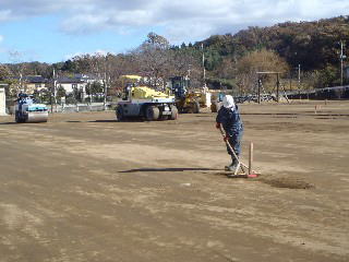 校庭の覆土転圧作業の最終仕上げ画像2