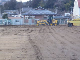 校庭の覆土転圧作業の画像2