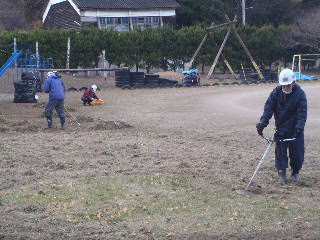 校庭の除草作業