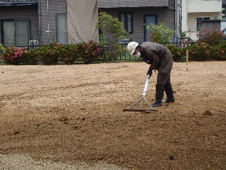 公園内の覆土作業の画像