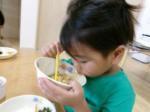 うーめんを食べている男の子