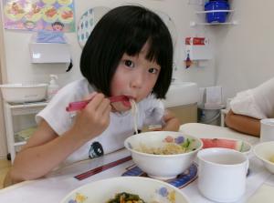 うーめんを食べている女の子