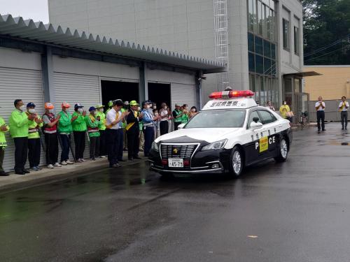 パトロールに出動する警察車両